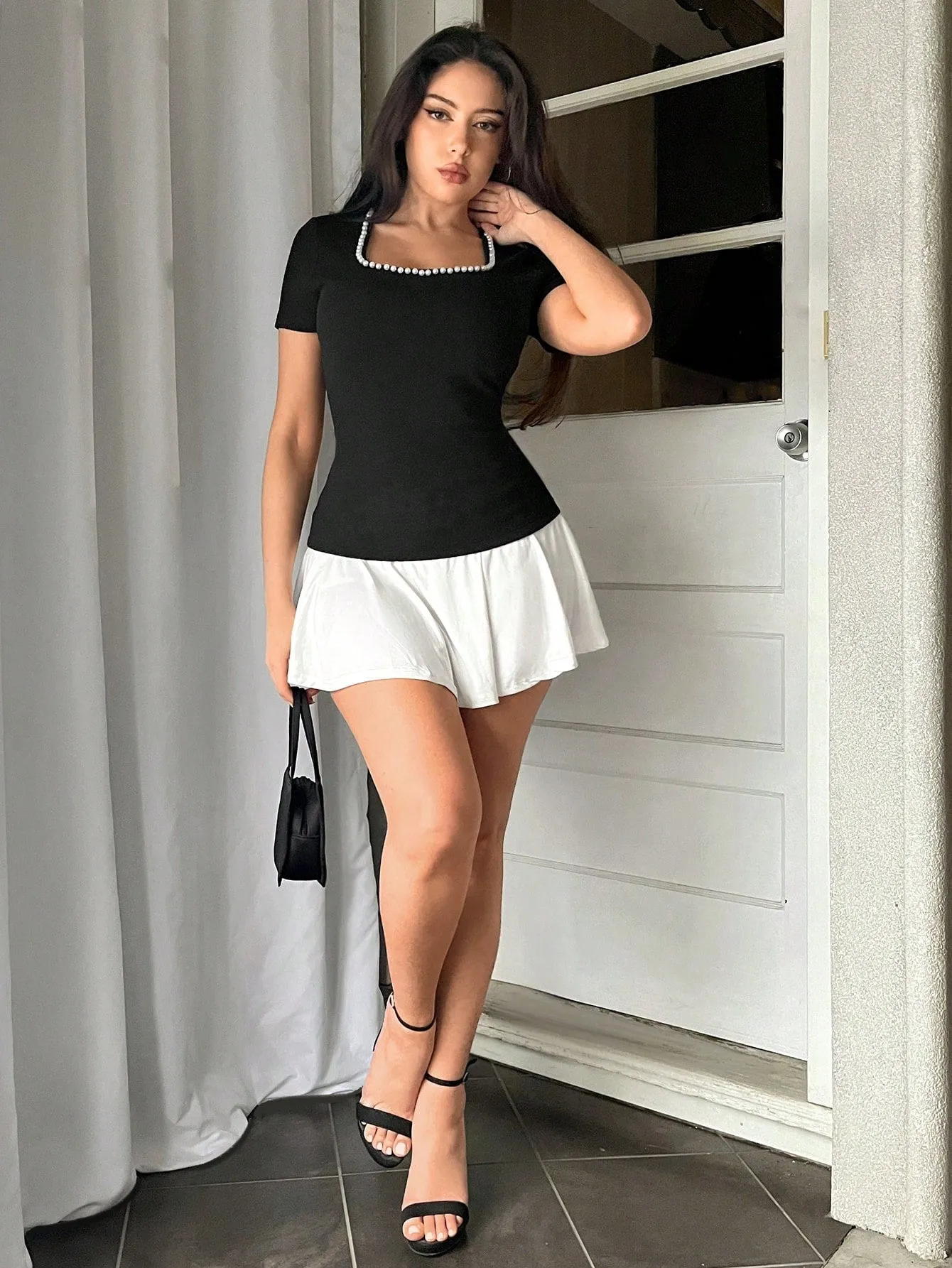 Privé Elegant And Chic Spring And Summer Solid Color Square Neck Pearl Decorated Black T-Shirt