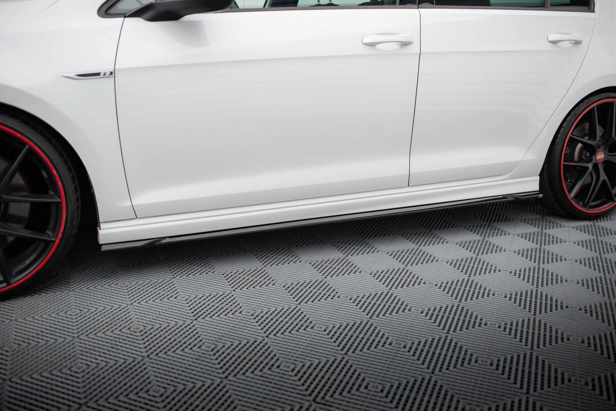 Side Skirts Diffusers V.4 Volkswagen Golf R Mk7
