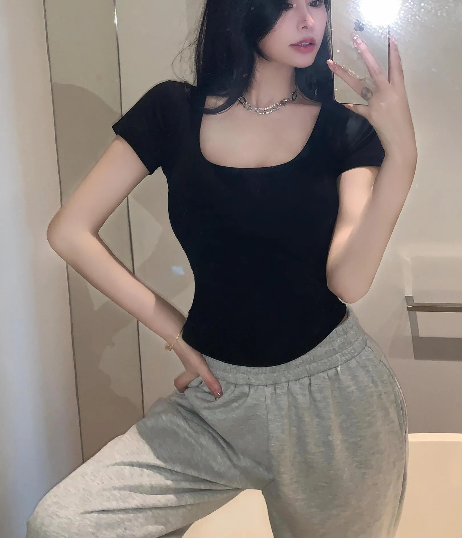 Solid Color U-Neck T-Shirt Designed for a Slim Appearance