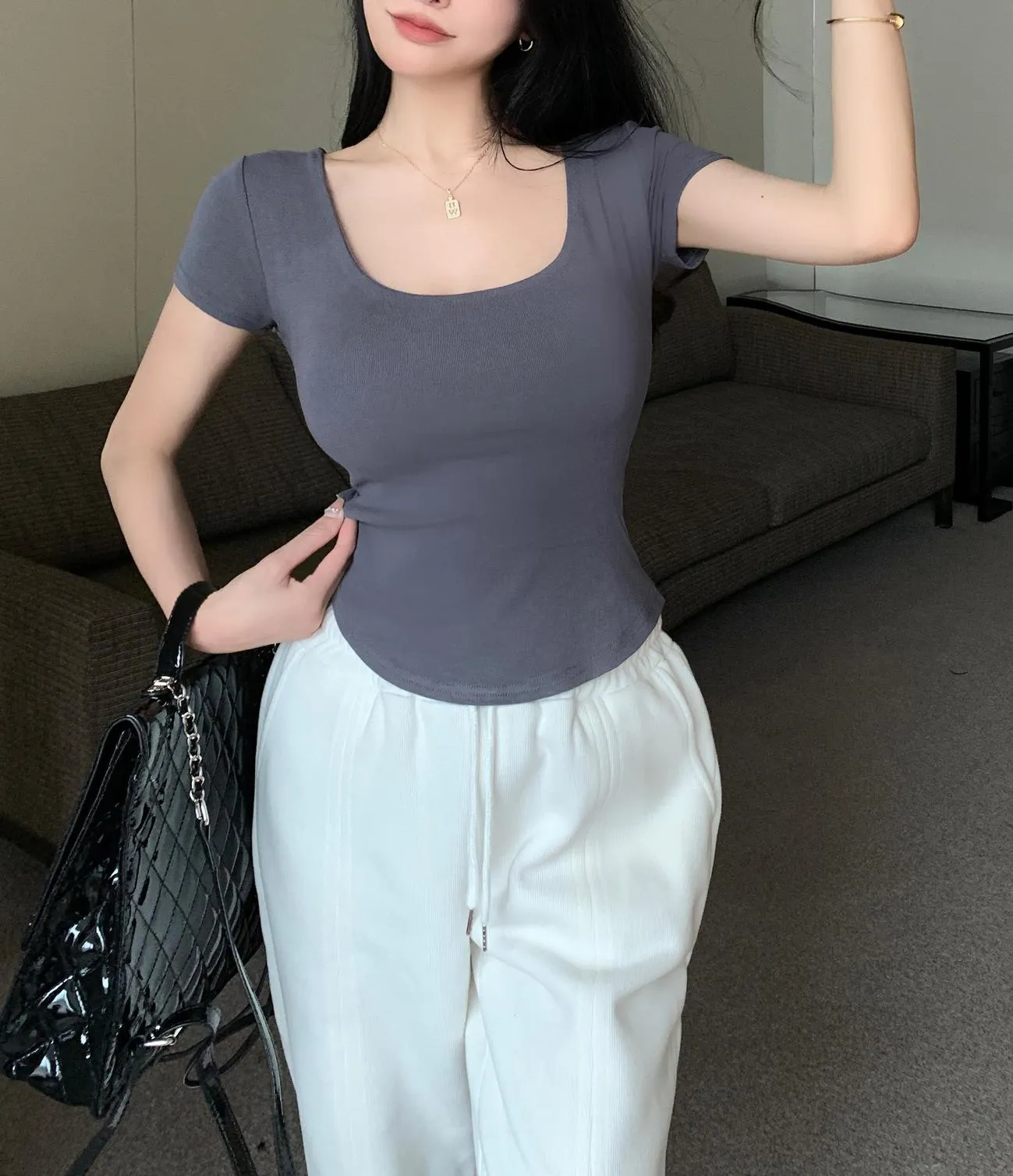 Solid Color U-Neck T-Shirt Designed for a Slim Appearance