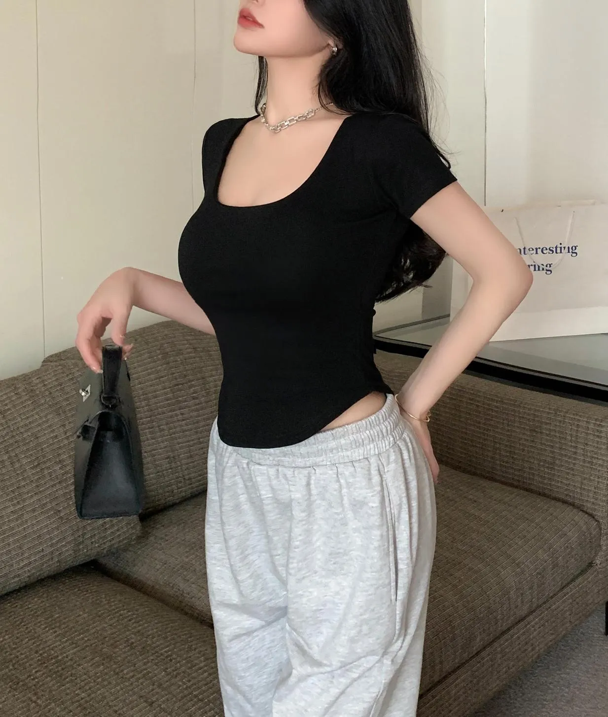 Solid Color U-Neck T-Shirt Designed for a Slim Appearance