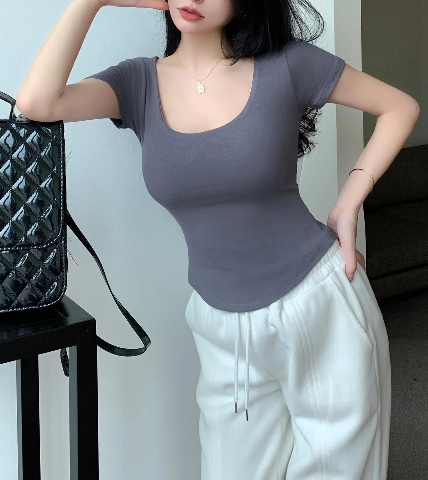 Solid Color U-Neck T-Shirt Designed for a Slim Appearance
