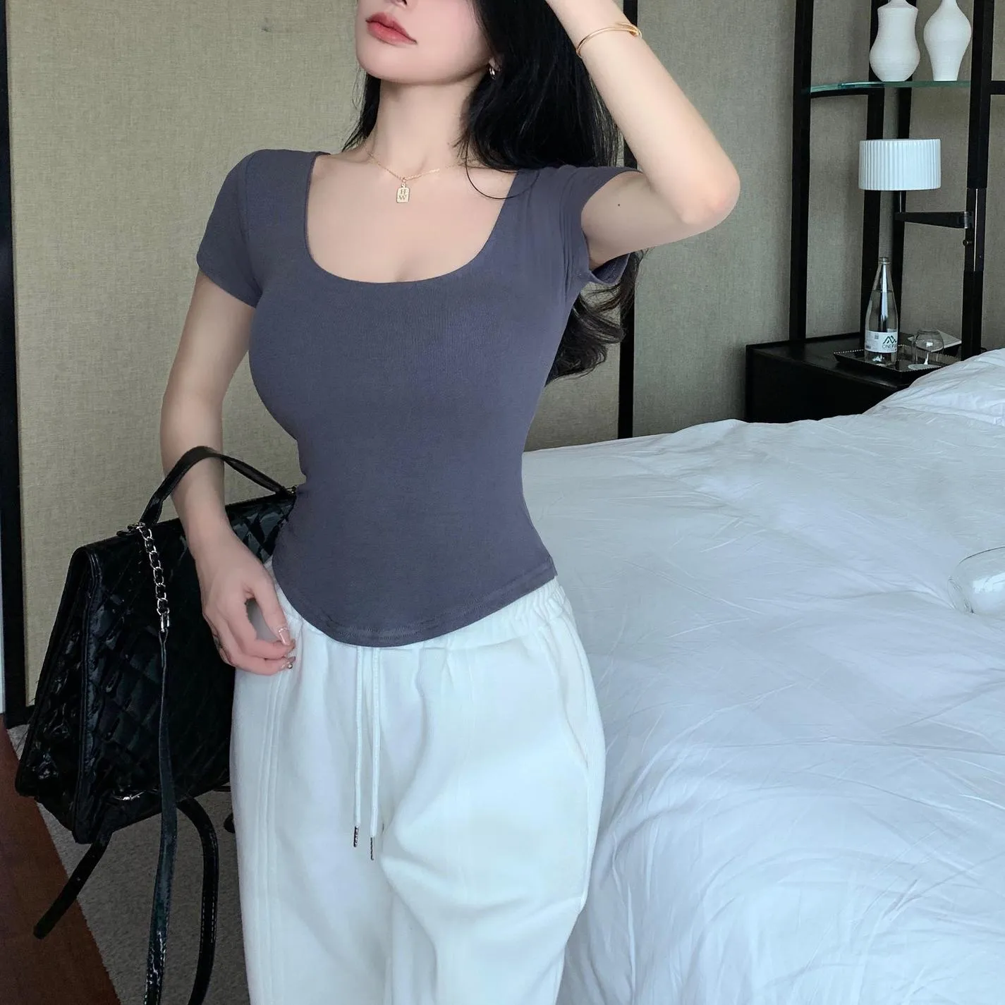 Solid Color U-Neck T-Shirt Designed for a Slim Appearance