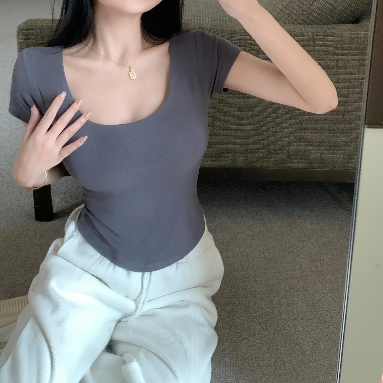 Solid Color U-Neck T-Shirt Designed for a Slim Appearance