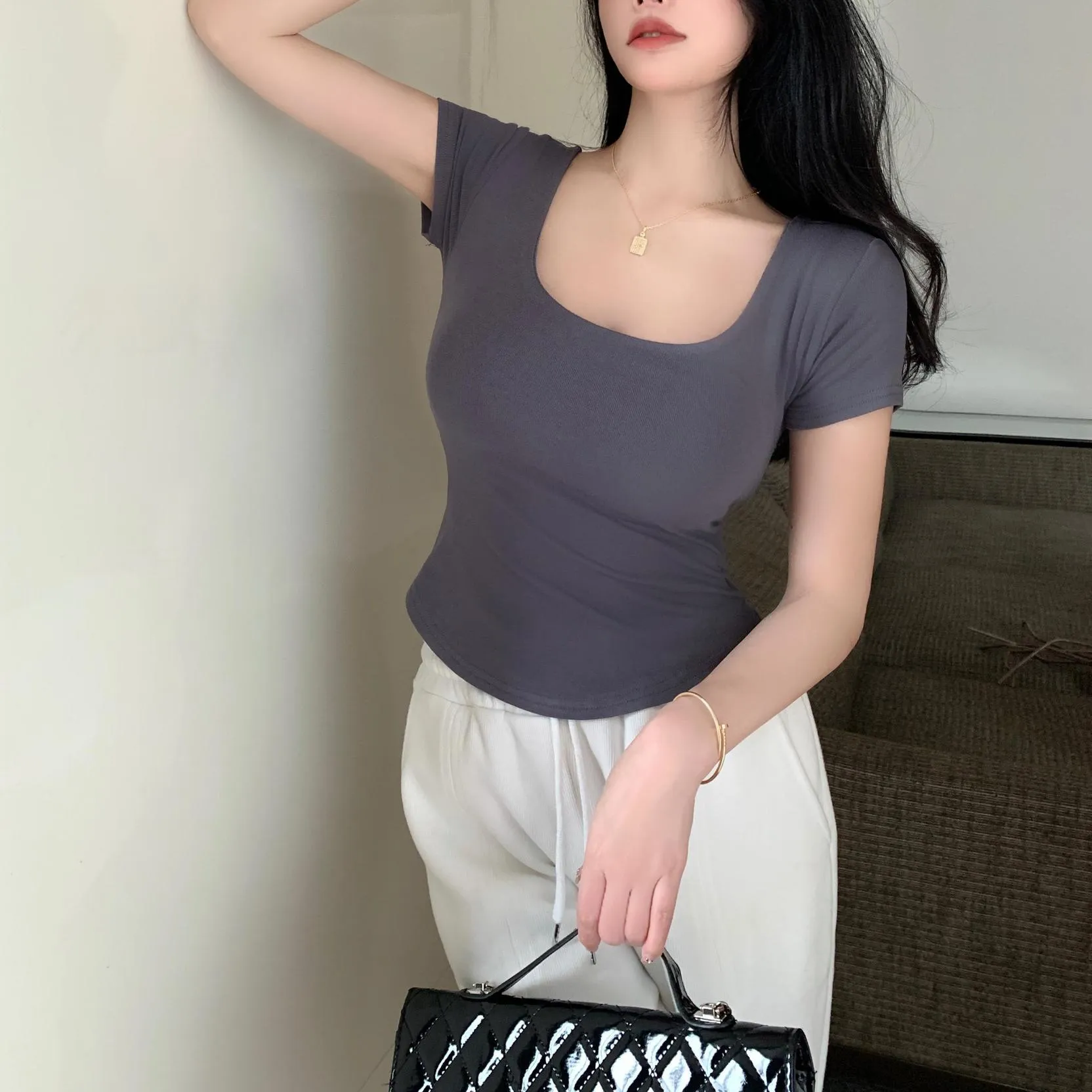 Solid Color U-Neck T-Shirt Designed for a Slim Appearance