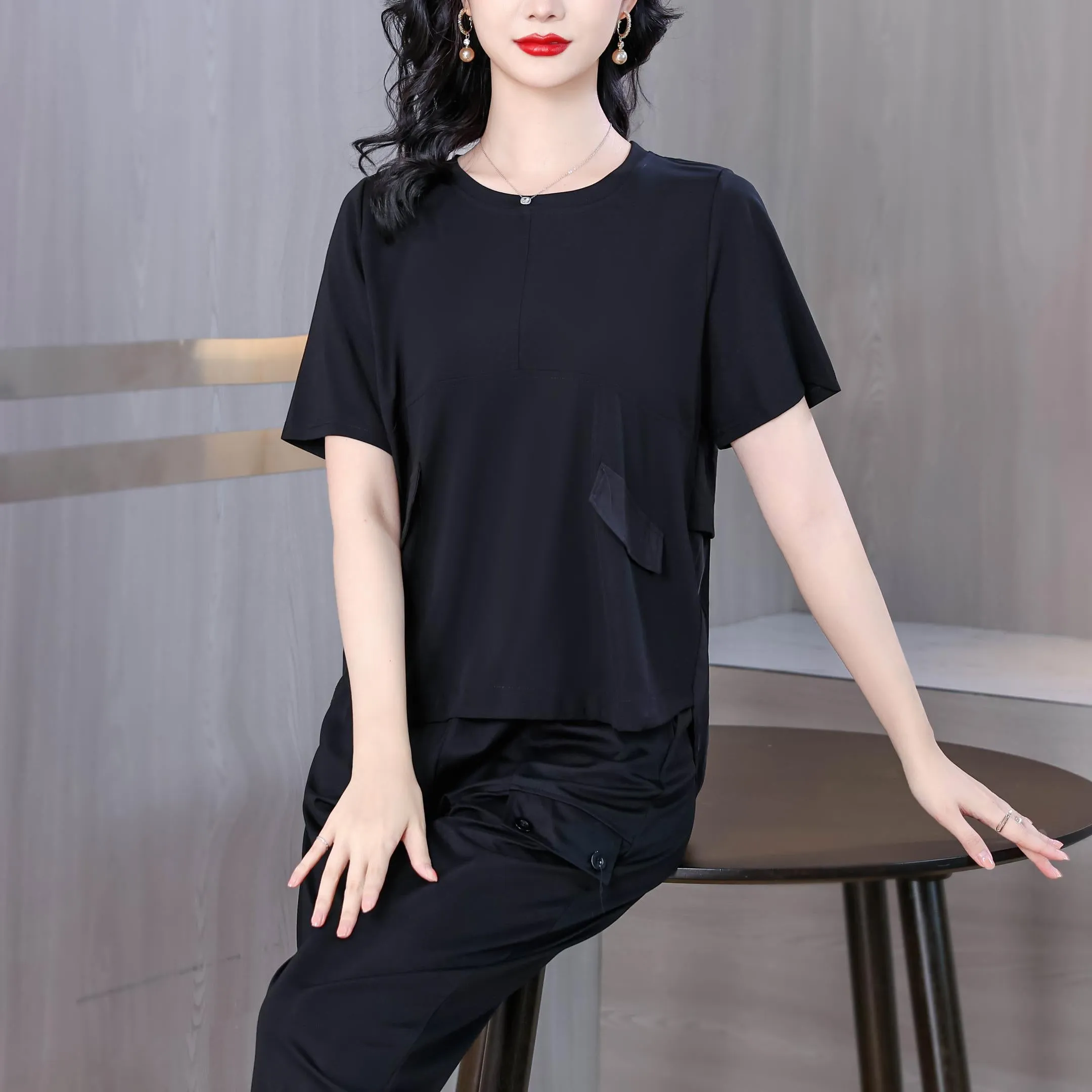 Women's Relaxed-Fit T-Shirt Featuring Chic Round Neckline and Patchwork Design