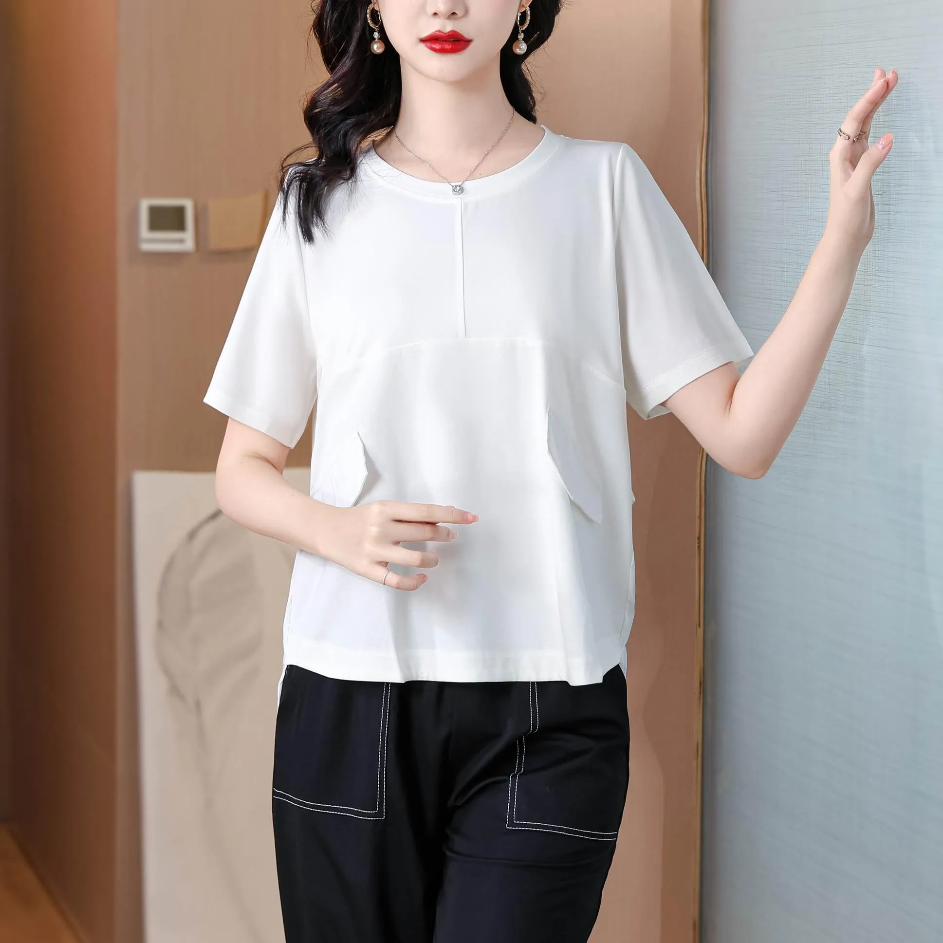 Women's Relaxed-Fit T-Shirt Featuring Chic Round Neckline and Patchwork Design