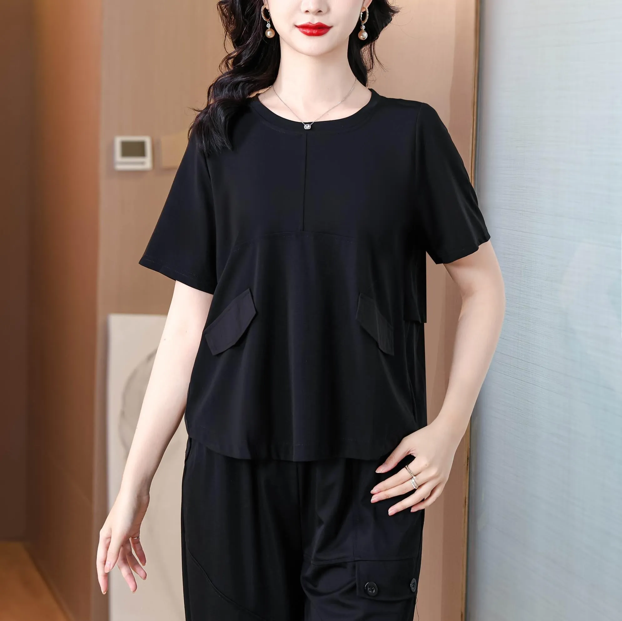 Women's Relaxed-Fit T-Shirt Featuring Chic Round Neckline and Patchwork Design