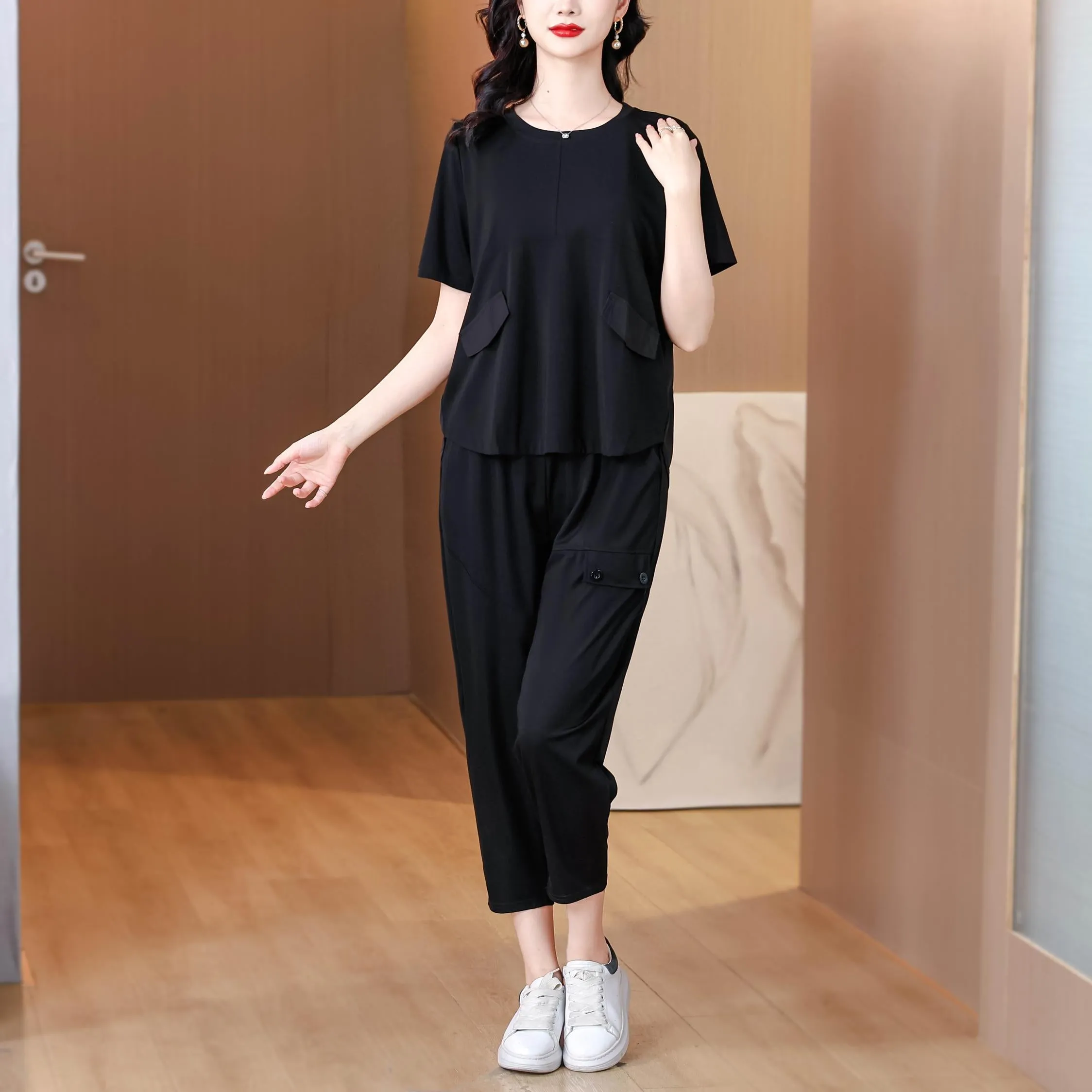 Women's Relaxed-Fit T-Shirt Featuring Chic Round Neckline and Patchwork Design